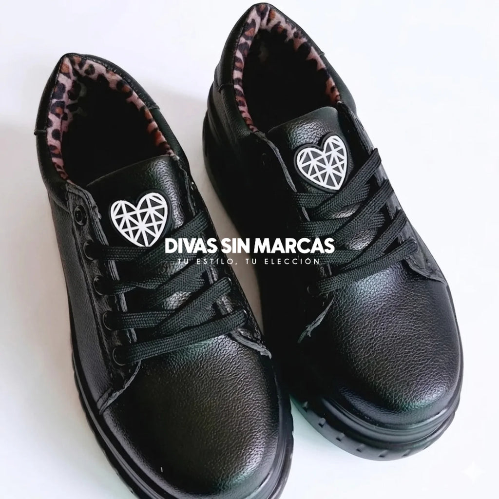 ZAPATILLA PLATAFORMA NEGRA CORAZÓN